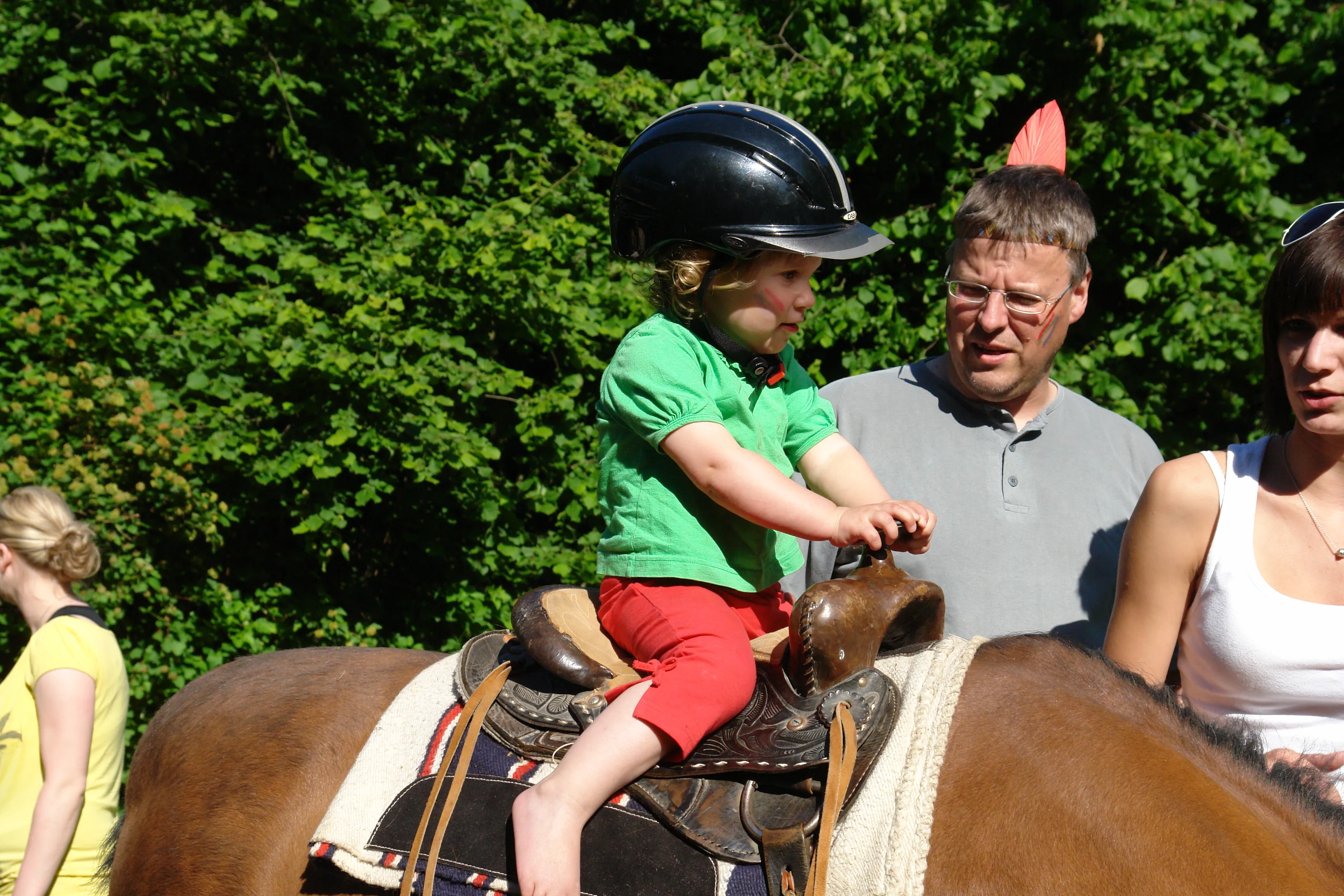 Ein kleiner Indianer auf einem Pferd beim Indianerfest