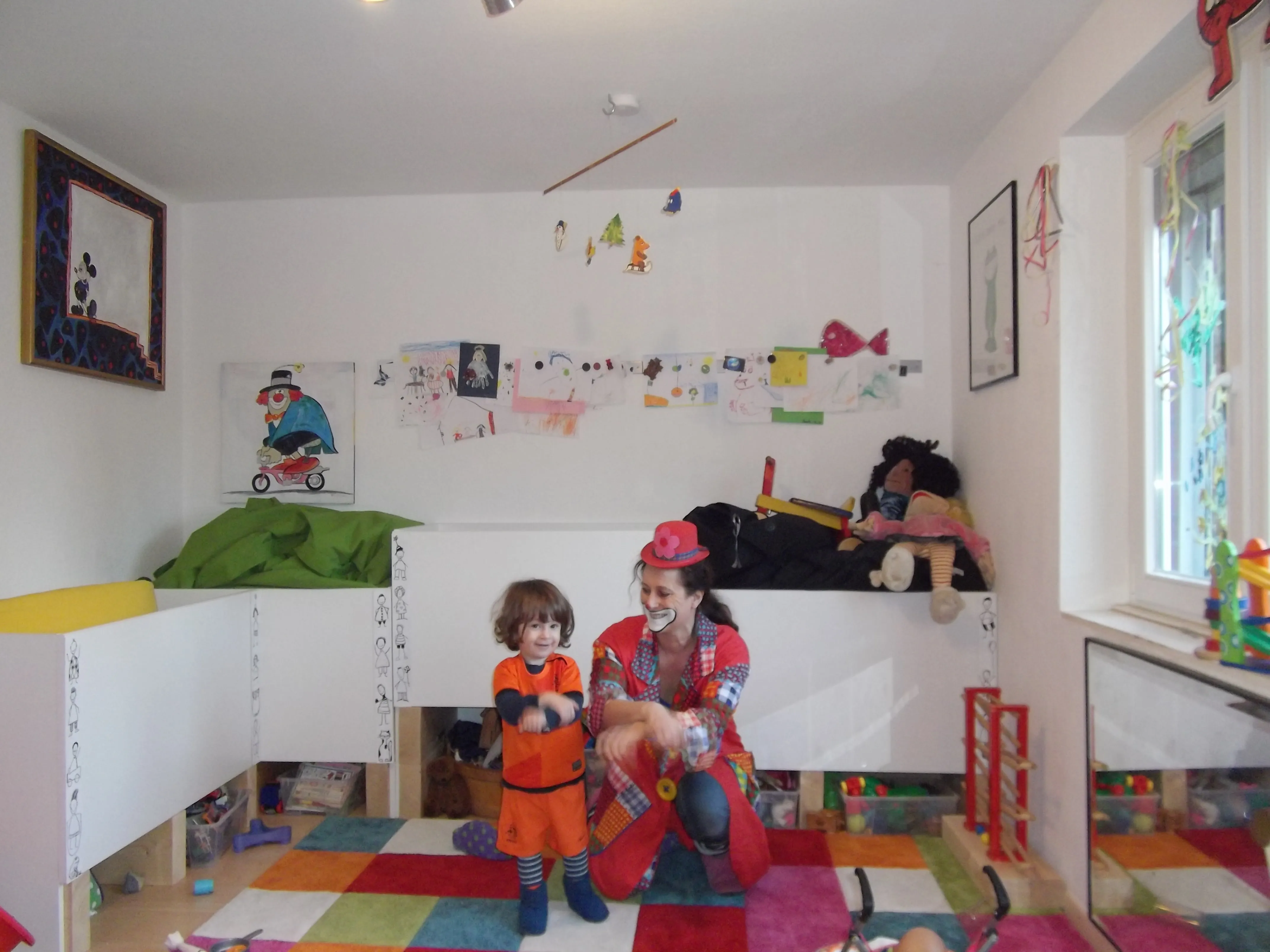 Die Kinder machen Quatsch beim Karneval