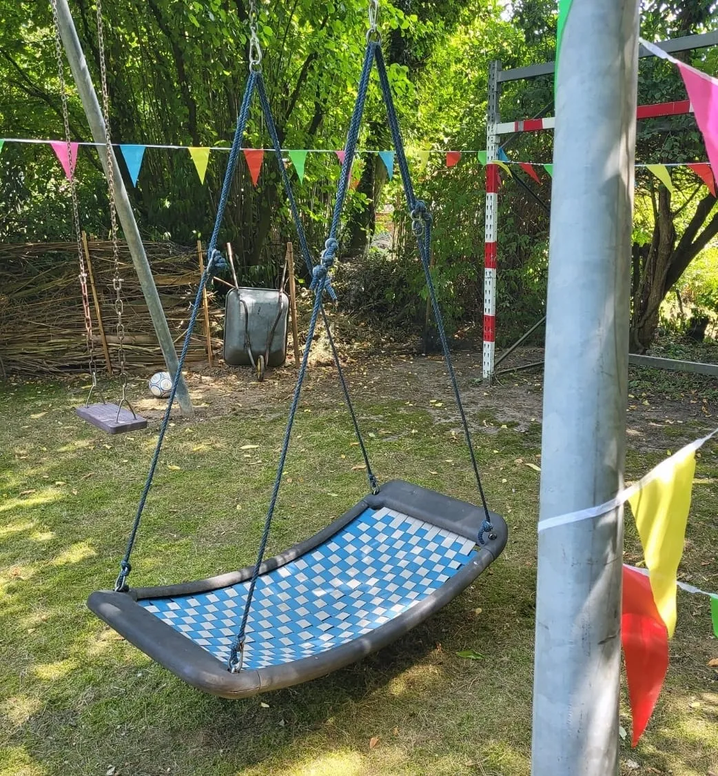 Große Hängeschaukel im Garten des Spielegarten-Lindental