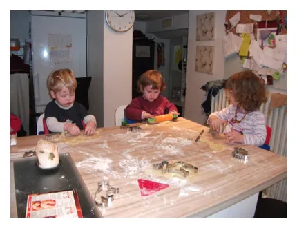 Die Tageskinder backen mit der Tagesmutter Kekse