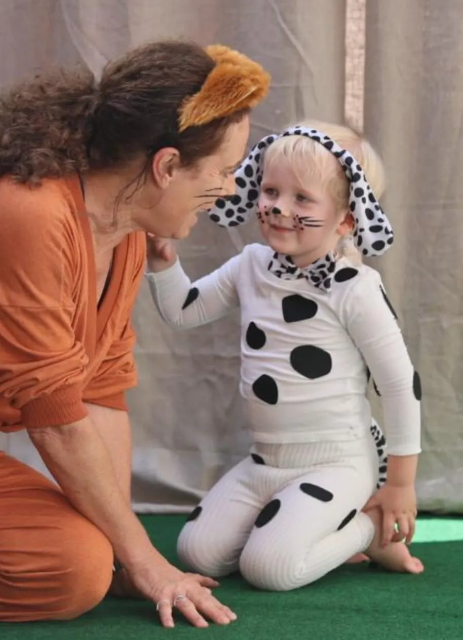 Fünf verkleidete Kinder mit ihrer Tagesmutter beim Kostümfest
