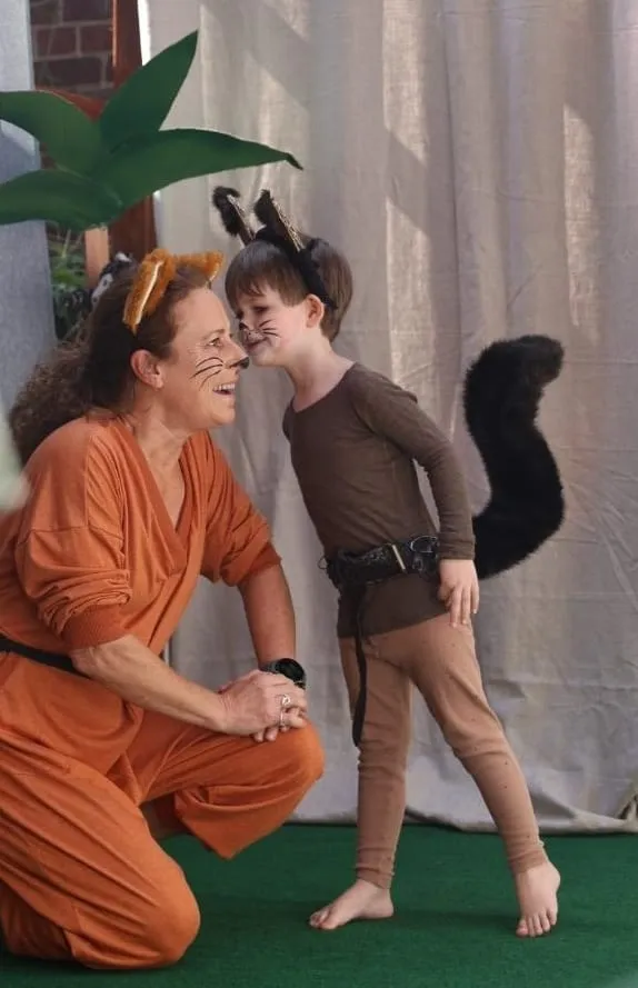 Als Fuchs und Katze verkleidete Zwei beim Karneval Nase an Nase