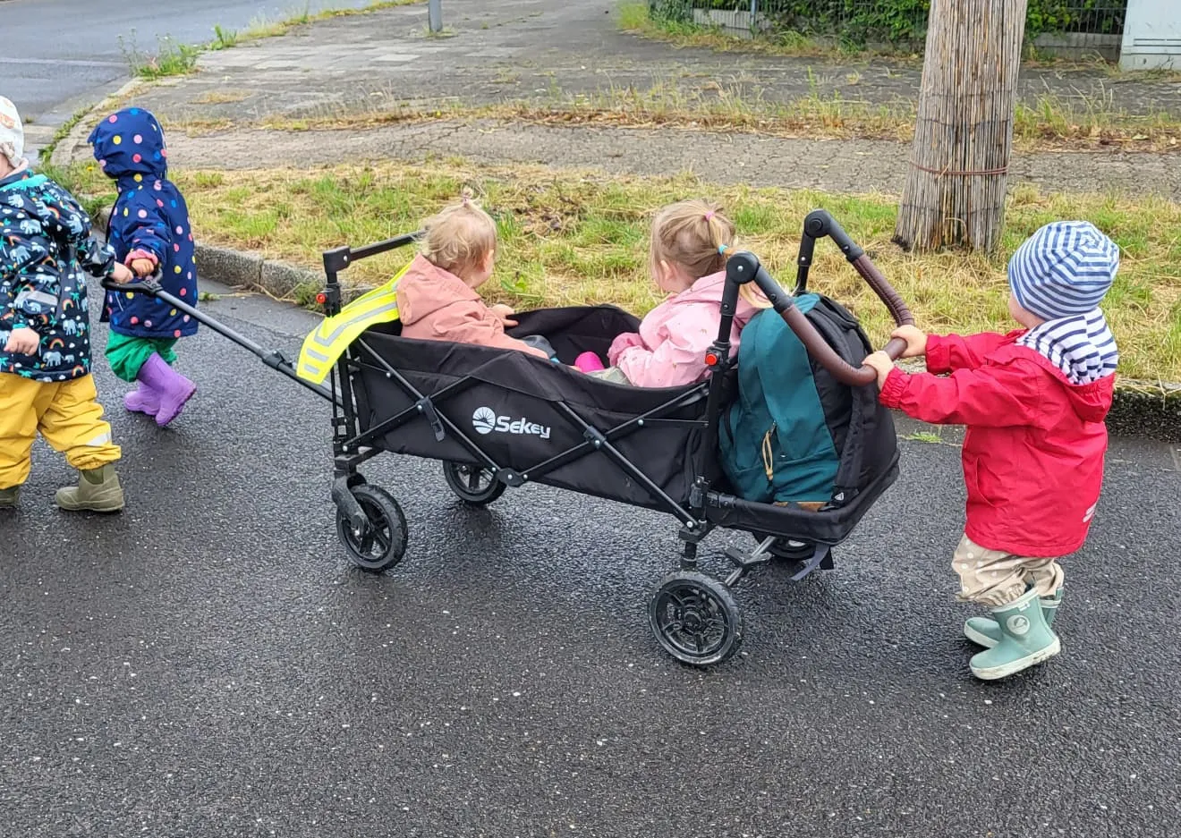 Als Katzen verkleidete Kinder tanzen beim Katzenpfotentanz auf der Gartenbühne