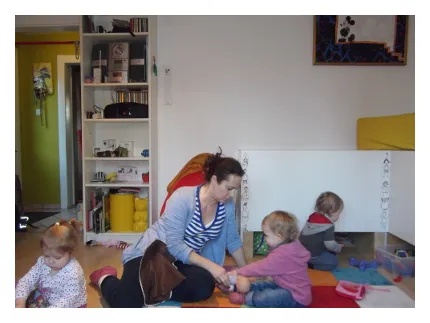 Die Tageskinder spielen mit der Tagesmutter im Zimmer